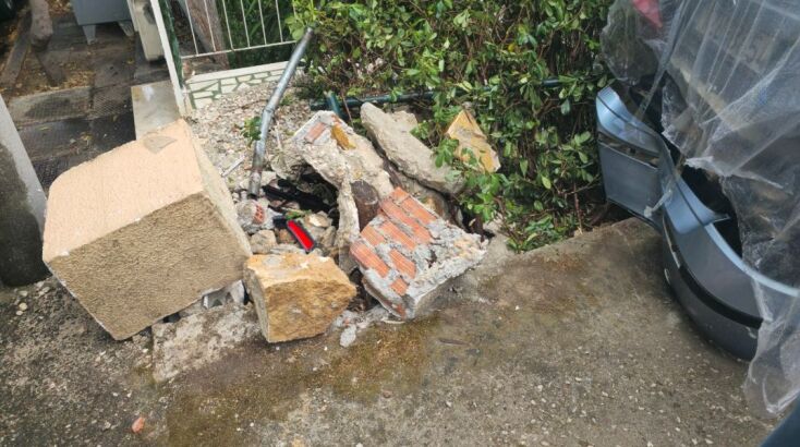 Εικόνες από τις φθορές που προκλήθηκαν στα αυτοκίνητα