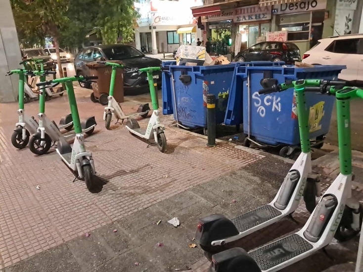 Πατίνια σε δρόμο της Αθήνας