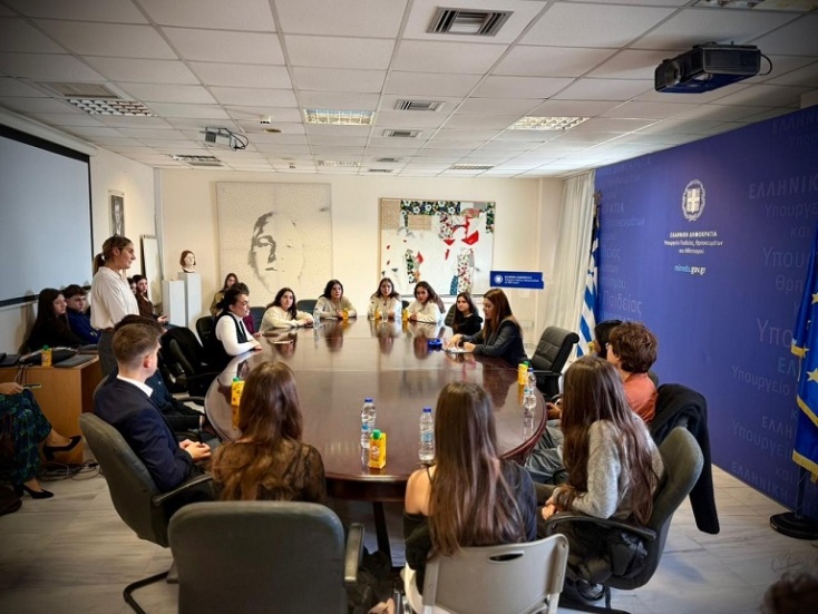 Συνάντηση της Σοφίας Ζαχαράκη με 15μελή από το Λασίθι και νέους του Athens Democracy Forum