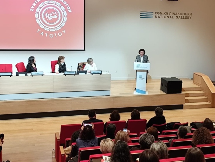 Η υπουργός Πολιτισμού, Λίνα Μενδώνη, στις εργασίες της ημερίδας συντήρησης της Συλλογής του Τατοΐου