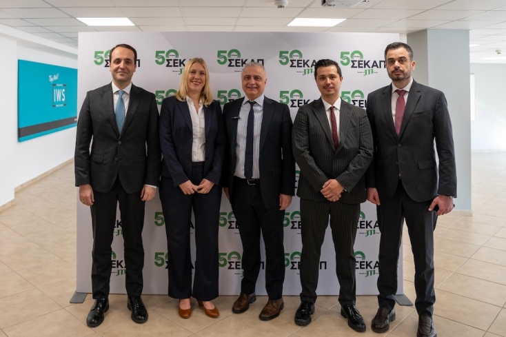 Από αριστερά προς δεξιά: Χρήστος Δερμεντζόπουλος, Υφυπουργός Ψηφιακής Διακυβέρνησης, Janine Neuhaus, Γενική Διευθύντρια της JTI Hellas, με ευθύνη για τις αγορές Ελλάδας, Ισραήλ, Κύπρου, και Μάλτας, Λάζαρος Τσαβδαρίδης, Υφυπουργός Ανάπτυξης, Yasan Abu Rasideh, νέος Διευθυντής του εργοστασίου & Δρ. Συμεών Σιδηρόπουλος, Επικεφαλής Εταιρικών Υποθέσεων & Επικοινωνίας της JTI Hellas