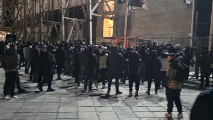 Οπαδοί του ΠΑΟΚ έχουν συγκεντρωθεί έξω από την Τούμπα 