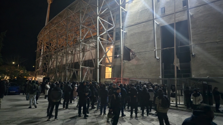 Οπαδοί του ΠΑΟΚ έχουν συγκεντρωθεί έξω από την Τούμπα