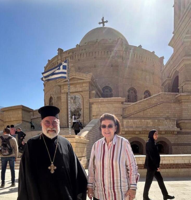 Η Λίνα Μενδώνη με τον Μητροπολίτη Σάββα στην Ιερά Μονή Αγίου Γεωργίου στο Κάιρο