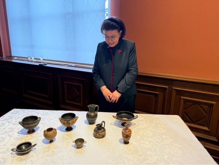 Η Υπουργός Πολιτισμού Λίνα Μενδώνη και τα εννέα αρχαία αγγεία που επαναπατρίζονται στην Ελλάδα