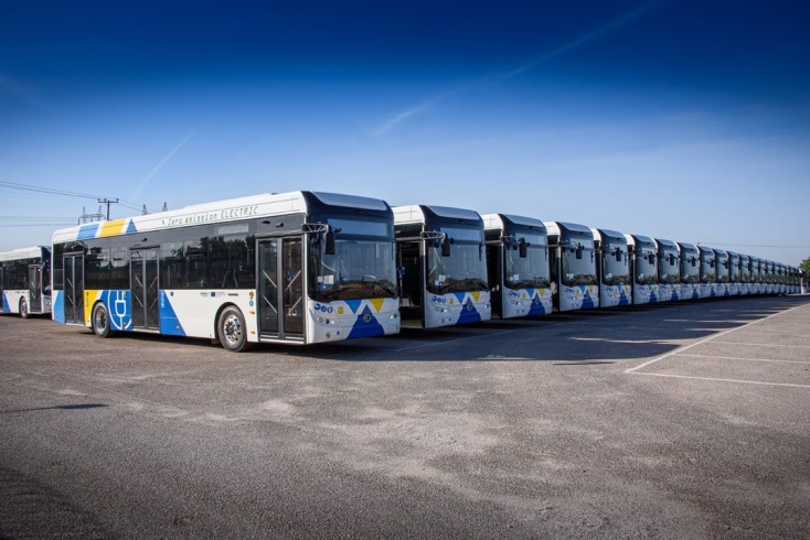Νέα λεωφορεία παραταγμένα το ένα δίπλα στο άλλο