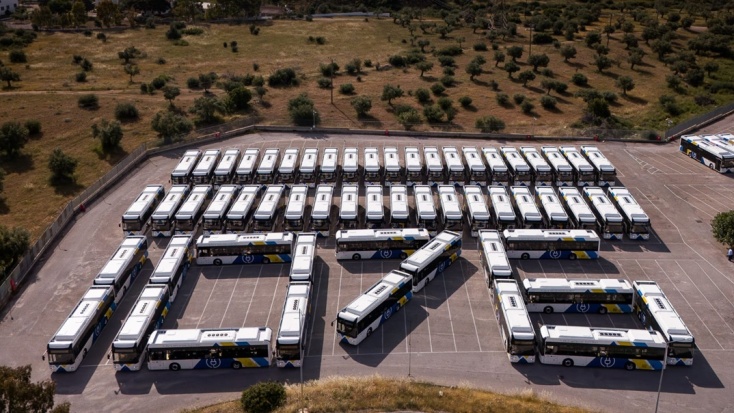 Νέα λεωφορεία παραταγμένα το ένα δίπλα στο άλλο