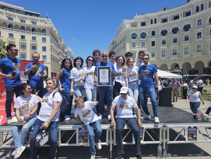 Στη Θεσσαλονίκη το ρεκόρ Γκίνες για τη μεγαλύτερη ταυτόχρονη χορογραφία ζεϊμπέικου