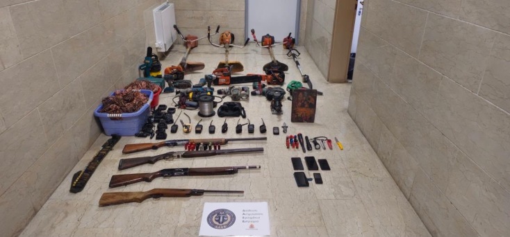 Αντικείμενα που κατάσχεσαν οι αρχές μετά τη σύλληψη των τριών για τους εμπρησμούς στη Μεσσηνία