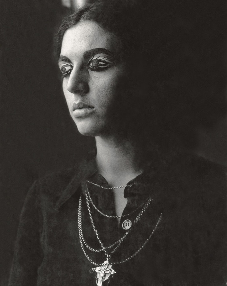 Λήδα Παπακωνσταντίνου, Κωφάλαλη, 1971. Φωτογραφία από την περφόρμανς. Maidstone College of Art, Μέιντστόουν, και δημόσιοι χώροι. Περφόρμερ: Λήδα Παπακωνσταντίνου. Φωτογραφία: Roy Tunnicliffe. Ευγενική παραχώρηση της καλλιτέχνιδας.