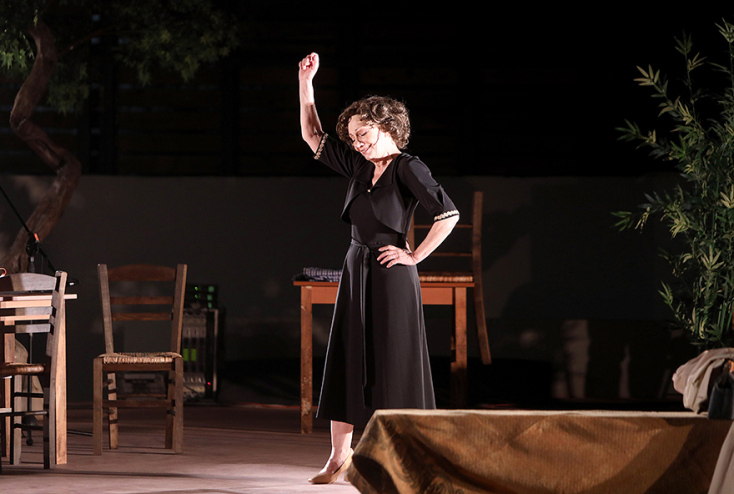 Η Πέμη Ζούνη στην παράσταση «στου Μποχώρη»