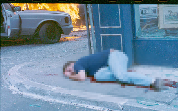 Ο Θάνος Αξαρλιάν κείτεται νεκρός μετά το χτύπημα της «17Ν» (Φωτογραφία αρχείου)