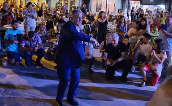 Ο Κουτσούμπας χόρεψε ζεϊμπέκικο