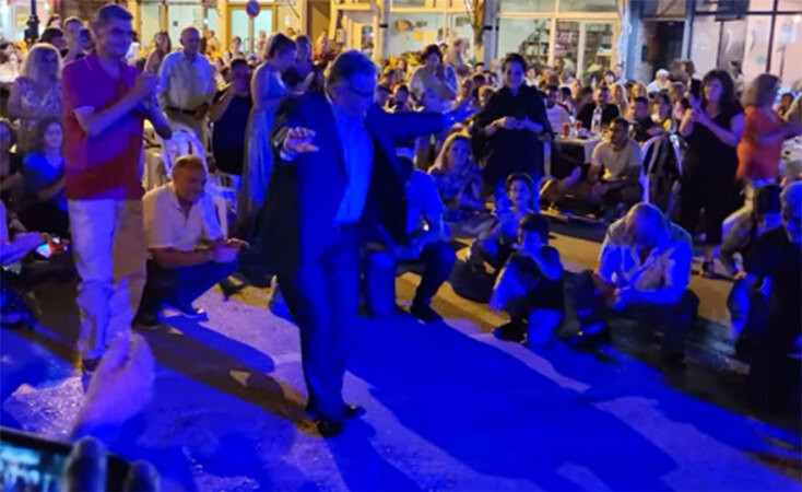 Το ζεϊμπέκικο του Δημήτρη Κουτσούμπα