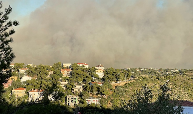 Μεγάλη φωτιά στην Πεντέλη κοντά σε σπίτια