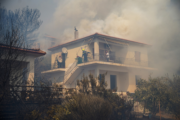Λέσβος: Σε τρία μέτωπα η φωτιά στα Βατερά