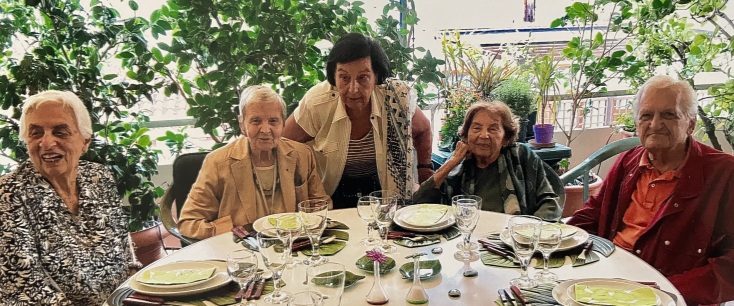 Η Μαίρη Τσαντίλη με φίλους της. Λένα Σαβίδη, Ελένη Γλύκατζη–Αρβελέρ, Άλκη Ζέη, Τίτος Πατρίκιος.