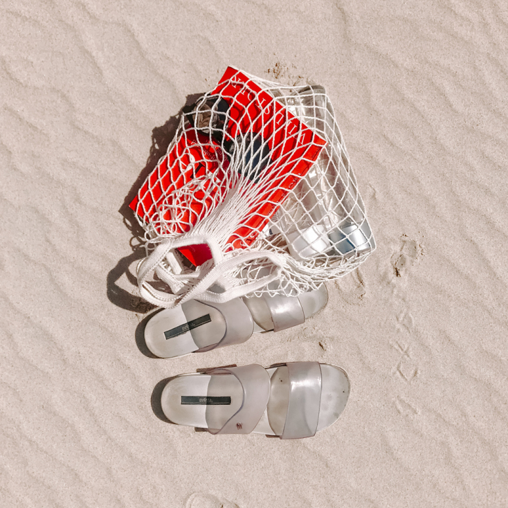 Η «τσάντα θαλάσσης» είναι απαραίτητο γυναικείο αξεσουάρ που γεμίζει με άλλα απαραίτητα αξεσουάρ. 