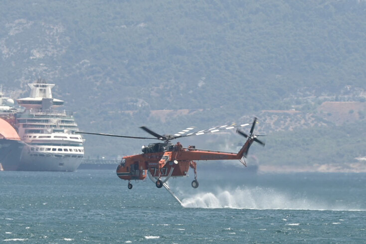 Ελικόπτερο στη Νέα Πέραμο παίρνει νερό από τη θάλασσα