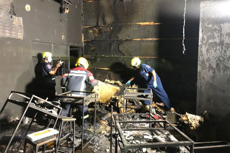 Στάχτη και αποκαΐδια άφησε πίσω της η φωτιά σε νυχτερινό κέντρο στην Ταϊλάνδη