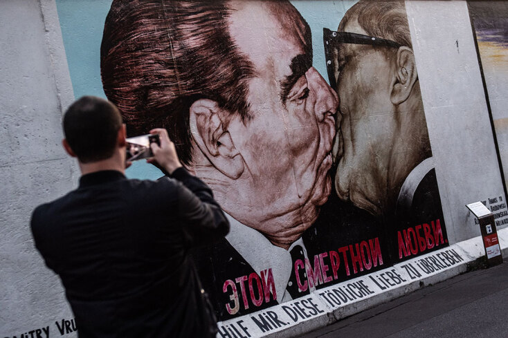 Το γκράφιτι του Ντμίτρι Βρούμπελ θεωρείται το πιο διάσημο στην East Side Gallery στο Τείχος του Βερολίνου