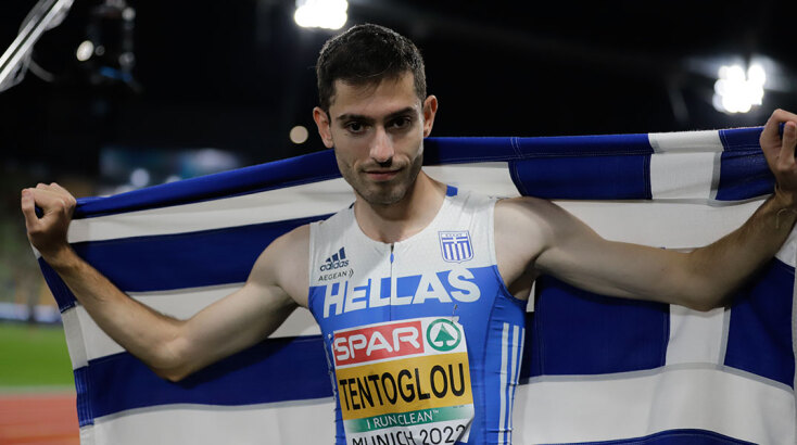 Ο Μίλτος Τεντόγλου με την ελληνική σημαία μετά το χρυσό μετάλλιο στο Μόναχο