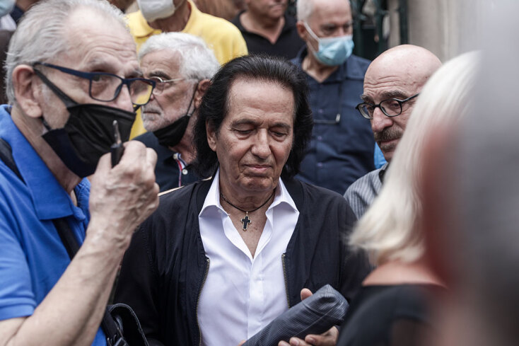 Κηδεία Ρόμπερτ Ουίλιαμς - Ο τραγουδιστής Πασχάλης