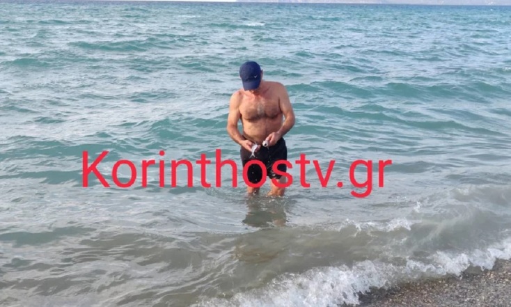 Λουόμενοι μάζευαν τα ψάρια