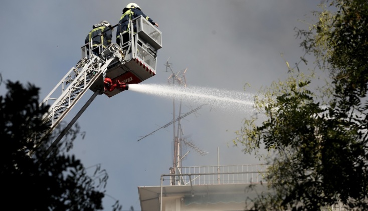 Εκρήξεις και φωτιά σε μαγαζί με φιάλες υγραερίου στην Αχαρνών