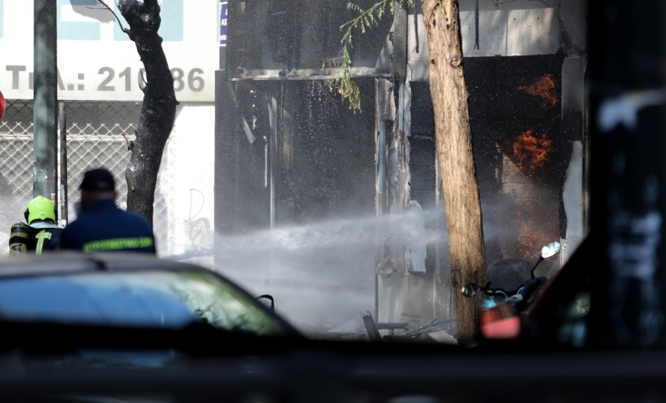 Μεγάλη φωτιά σε κατάστημα με φιάλες υγραερίου στην Αχαρνών -Ένας τραυματίας