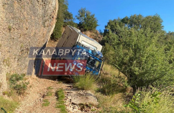 Το τροχοκινούμενο στα Καλάβρυτα μπροστά σε γκρεμό