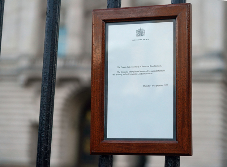 Η στιγμή που θυροκολλήθηκε στο Μπάκιγχαμ η αναγγελία του θανάτου της Ελισάβετ