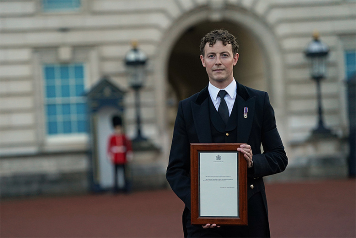 Η στιγμή που θυροκολλήθηκε στο Μπάκιγχαμ η αναγγελία του θανάτου της Ελισάβετ