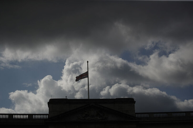 Μεσίστιες οι σημαίες στη Βρετανία για τον θάνατο της βασίλισσας Ελισάβετ