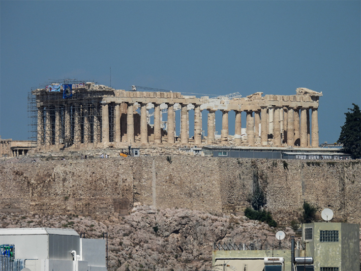 Άνδρας σκαρφάλωσε στον Παρθενώνα και κρέμασε σημαίες