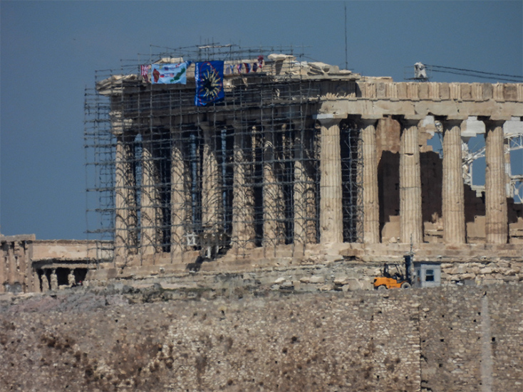 Άνδρας σκαρφάλωσε στον Παρθενώνα και κρέμασε σημαίες