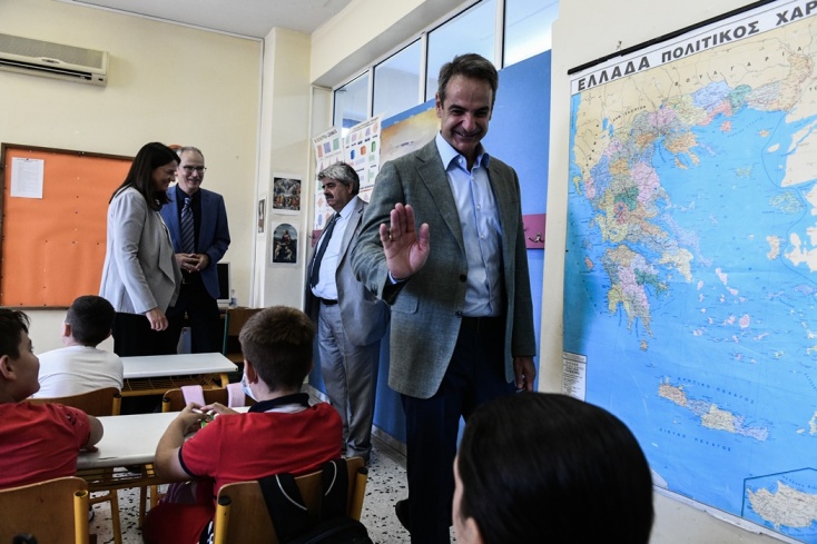 Σχολεία: Ο Κυριάκος Μητσοτάκης στον αγιασμό σχολείου στη Δραπετσώνα προτάσσει το χέρι του σε μαθητή