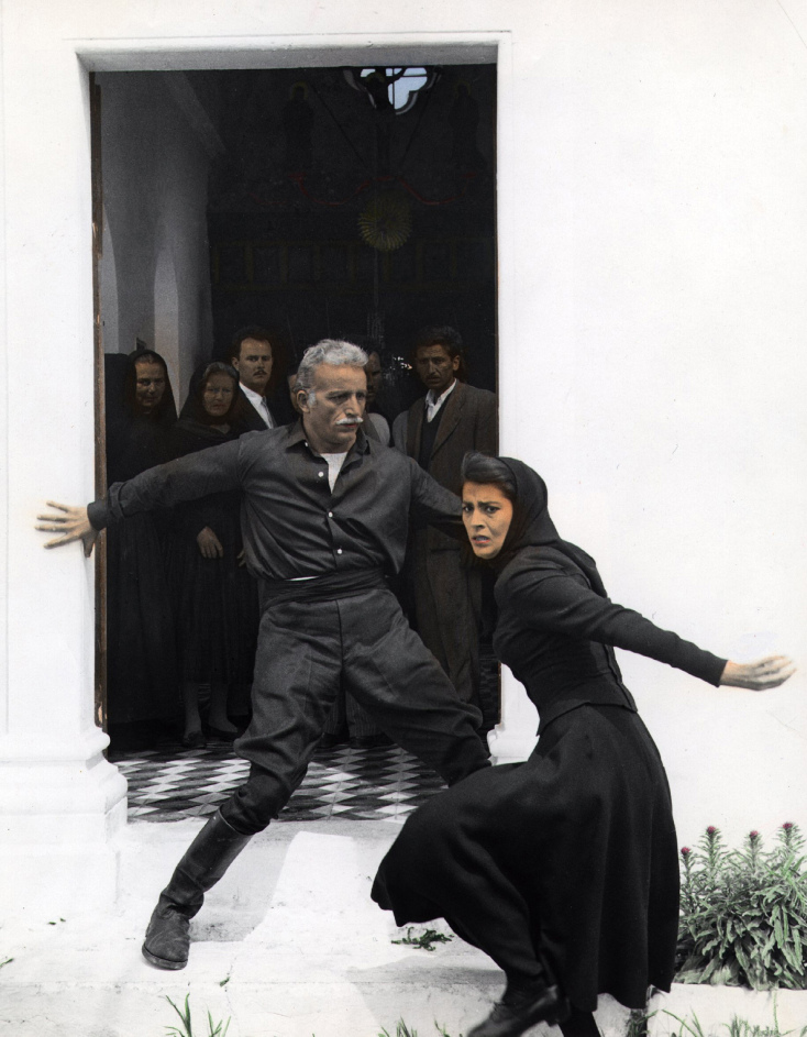 Η Ειρήνη Παπά μαυροφορεμένη στην ταινία «Ζορμπάς» - Ο Γιώργος Φούντας την εμποδίζει να μπει σε σπίτι