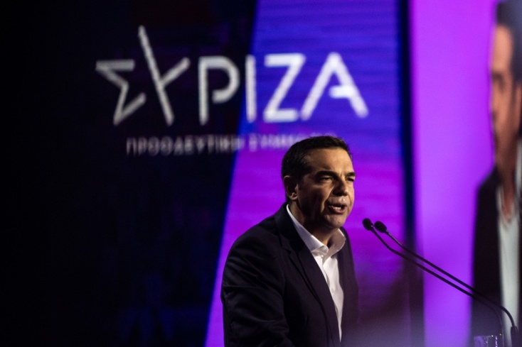Ο Αλέξης Τσίπρας κατά την ομιλία του στην 86η ΔΕΘ - Πίσω του το έμβλημα του ΣΥΡΙΖΑ