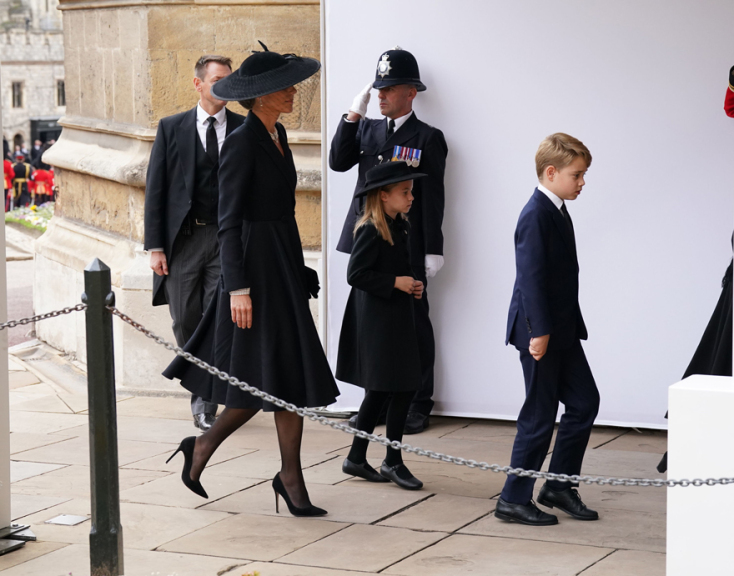 Η πριγκίπισσα της Ουαλίας, ο πρίγκιπας Τζορτζ και η πριγκίπισσα Σάρλοτ κατά την άφιξή τους στο παρεκκλήσι του Αγίου Γεωργίου στο Κάστρο του Ουίνδσορ για την Ακολουθία της βασίλισσας Ελισάβετ ΙΙ. ©Getty Images/Kirsty O'Connor-WPA Pool