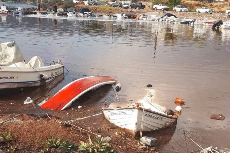 Καΐκια αναποδογυρισμένα και βυθισμένα στο λιμανάκι του Ασπροπόταμου μετά την κακοκαιρία Bogdan