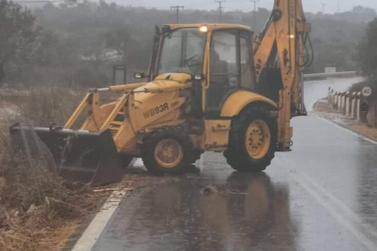 Μπουλντόζα απομακρύνει φερτά υλικά από δρόμους της Λέσβου μετά την κακοκαιρία Bogdan