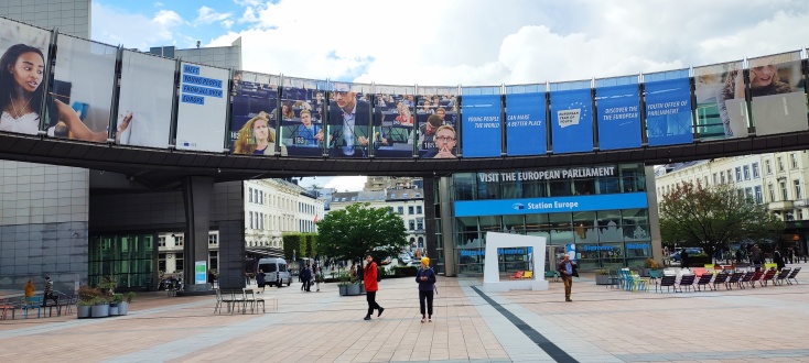 Ο προαύλιος χώρος του κτιρίου του Ευρωπαϊκού Κοινοβουλίου © Δήμητρα Γκρους