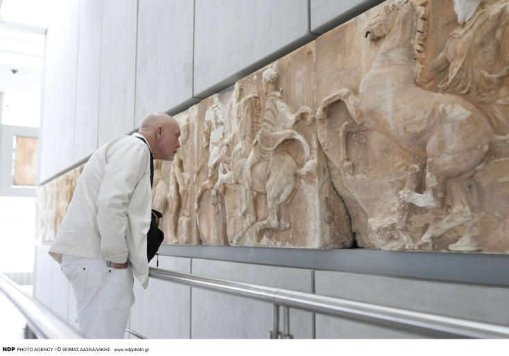 Ο Τζον Μάλκοβιτς κατά την επίσκεψή του στο Μουσείο Ακρόπολης