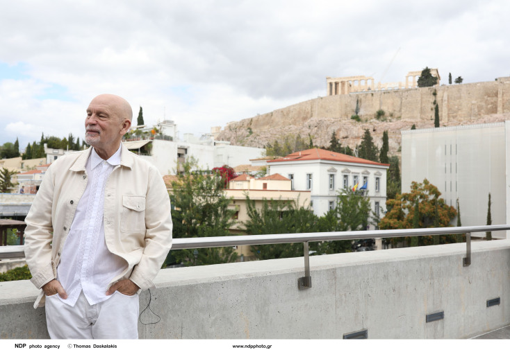 Ο Τζον Μάλκοβιτς κατά την επίσκεψή του στο Μουσείο Ακρόπολης