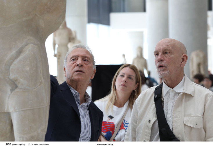 Ο Τζον Μάλκοβιτς κατά την επίσκεψή του στο Μουσείο Ακρόπολης