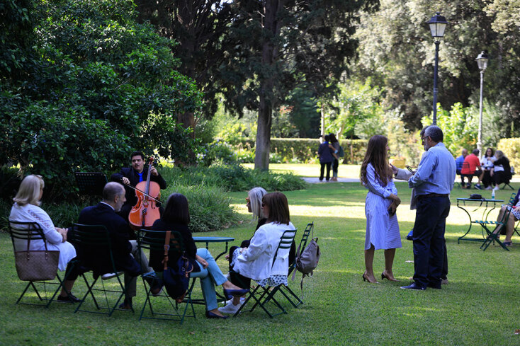 Η Κατερίνα Σακελλαροπούλου με πολίτες στον Κήπο του Προεδρικού Μεγάρου