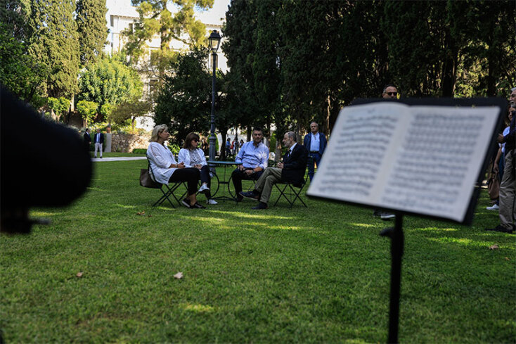Η Κατερίνα Σακελλαροπούλου συνομιλεί με πολίτες που επισκέφτηκαν τον κήπο του Προεδρικού Μεγάρου