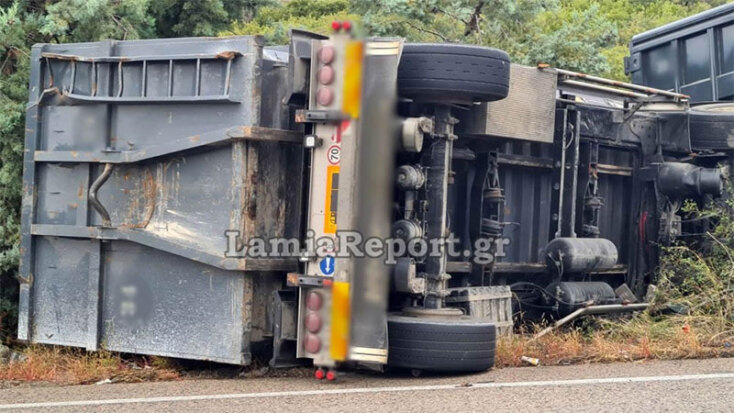 Εξετράπη νταλίκα στη Λαμία