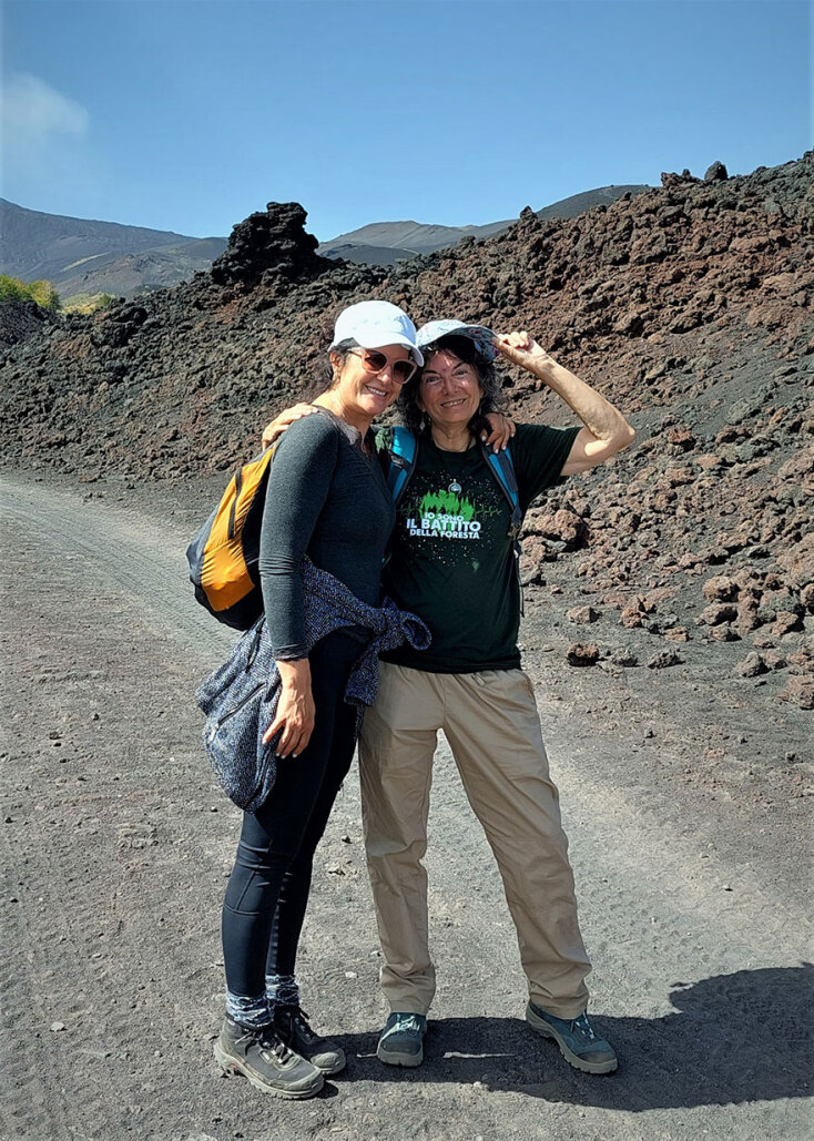 Δύο γυναίκες ποζάρουν με φόντο την Αίτνα